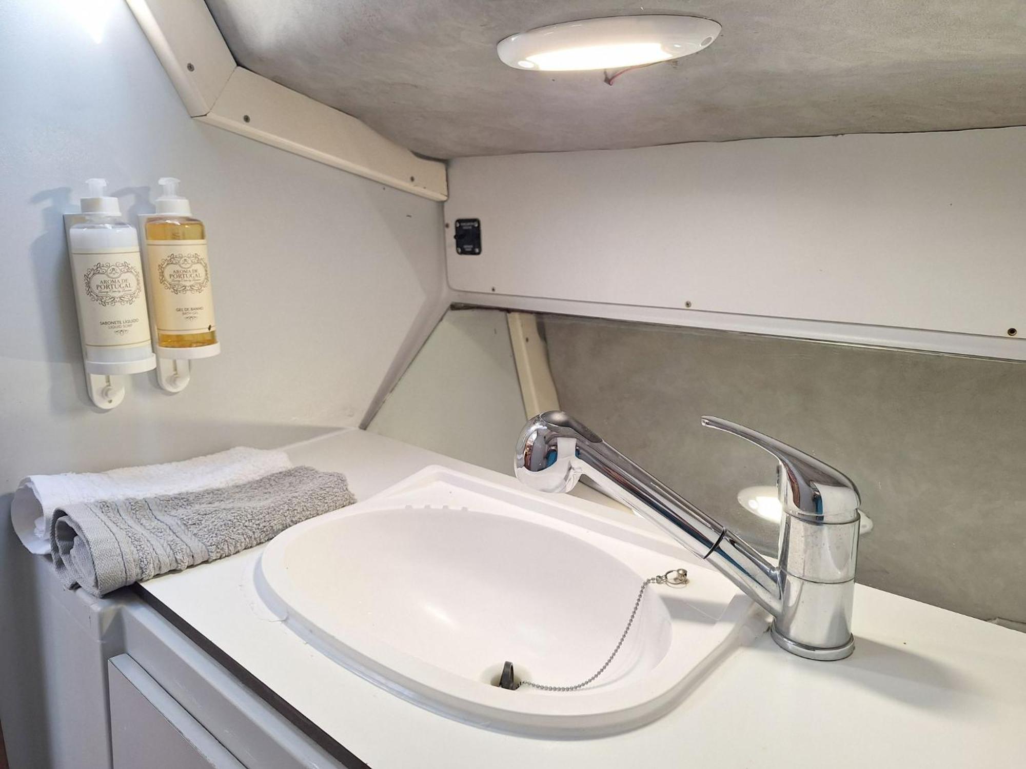 Apartment Be Local - Sleep Aboard The Santa Maria Sailing Boat In Lissabon